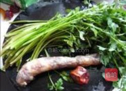 野芹菜炒香肠的做法图解1