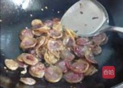 野芹菜炒香肠的做法图解3