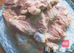 酱骨配苦苣的做法图解1