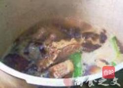 酱骨配苦苣的做法图解2