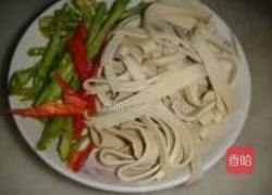 青红椒炒千张的做法图解1