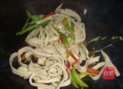 青红椒炒千张的做法图解3