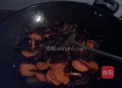 红萝卜清炒木耳的做法图解3