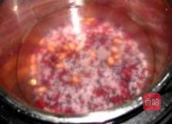 红豆花生黑米粥的做法图解3