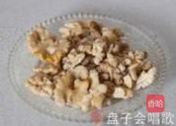 蚝汁桃仁木耳豆腐煲的做法图解2