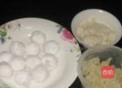 银耳酒酿汤圆的做法图解1
