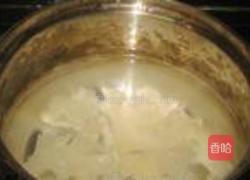 银耳酒酿汤圆的做法图解2