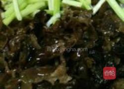 芹香木耳的做法图解1