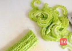 苦瓜炒肉的做法图解1