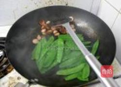 荷兰豆炒熏肠的做法图解5