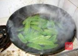 荷兰豆炒熏肠的做法图解2