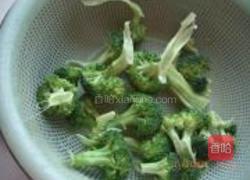 蚝油西兰花炒虾仁的做法图解1