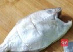 蒜烧香菇鱼的做法图解1