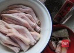 麻辣鸭掌的做法图解1