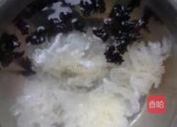 双耳莲子炖牛肉的做法图解1