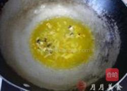 蟹肉炒鸡蛋的做法图解2