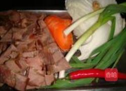 大蒜胡萝卜炒牛肉的做法图解1