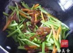 鱼片炒芹菜的做法图解4