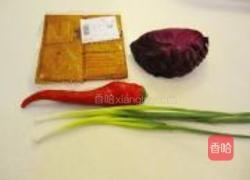 豆干炒紫甘蓝的做法图解1