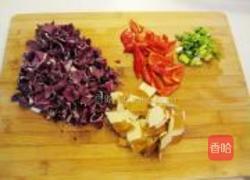 豆干炒紫甘蓝的做法图解2