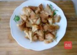 滋补猴头菇鸡汤的做法图解2