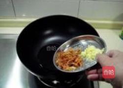 蟹干炒白菜的做法图解3