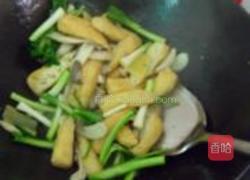 蒜苗蘑菇炒豆腐泡的做法图解3