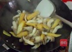 蒜苗蘑菇炒豆腐泡的做法图解2