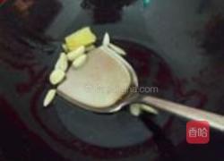 蒜苗蘑菇炒豆腐泡的做法图解1