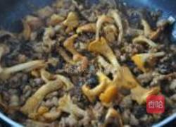 鸡油菌酱肉贝壳面的做法图解3