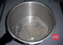 茼蒿排骨粥的做法图解1