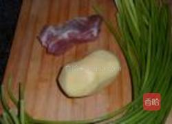 蒜薹土豆丝炒肉的做法图解1