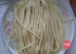 剥皮鱼炸酱面的做法图解1