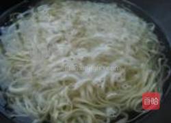 剥皮鱼炸酱面的做法图解3