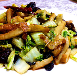 木耳白菜鱼饼小炒的做法[图]