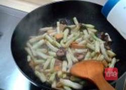 香菇焖白扁豆的做法图解5