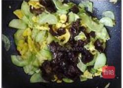 西葫芦木耳炒鸡蛋的做法图解7