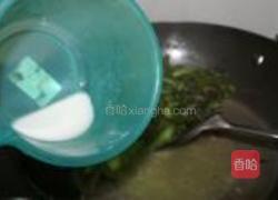 酒香腊肠炒芥兰的做法图解6