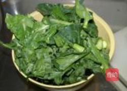 酒香腊肠炒芥兰的做法图解1