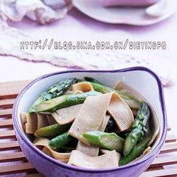 芦笋炒豆皮的做法[图]