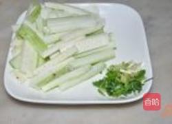 丝瓜紫菜香菇蛋汤的做法图解2