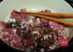 猪肉胡萝卜水饺的做法图解2