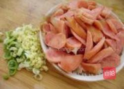 扁豆炒烤肠的做法图解2