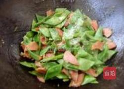 扁豆炒烤肠的做法图解6