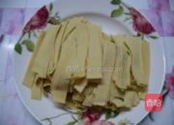 尖椒炒干豆腐的做法图解1