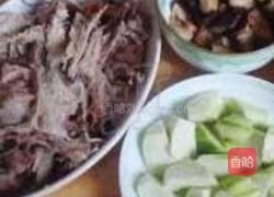 丝瓜香菇鸭架汤的做法图解1