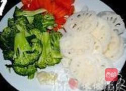 西兰花炒藕片的做法图解1