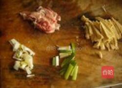 芹菜炒冻豆腐的做法图解1