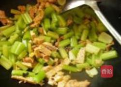 芹菜炒冻豆腐的做法图解4