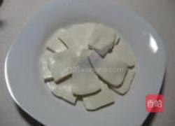 剁椒皮蛋拌豆腐的做法图解1